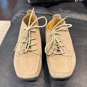 Easy Spirit Women’s Size 5 Tan Suede Shoes. Excellent Condition